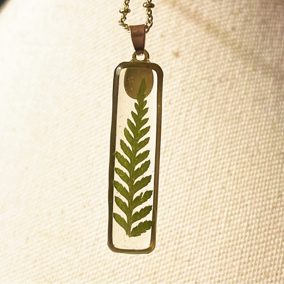 Vintage Encapsulated Ferm Leaf With Brass Pendant Necklace. - Picture 4 of 7
